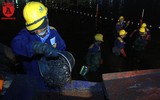 Hàng trăm công nhân hối hả nạo vét bùn hồ Hoàn Kiếm trong đêm